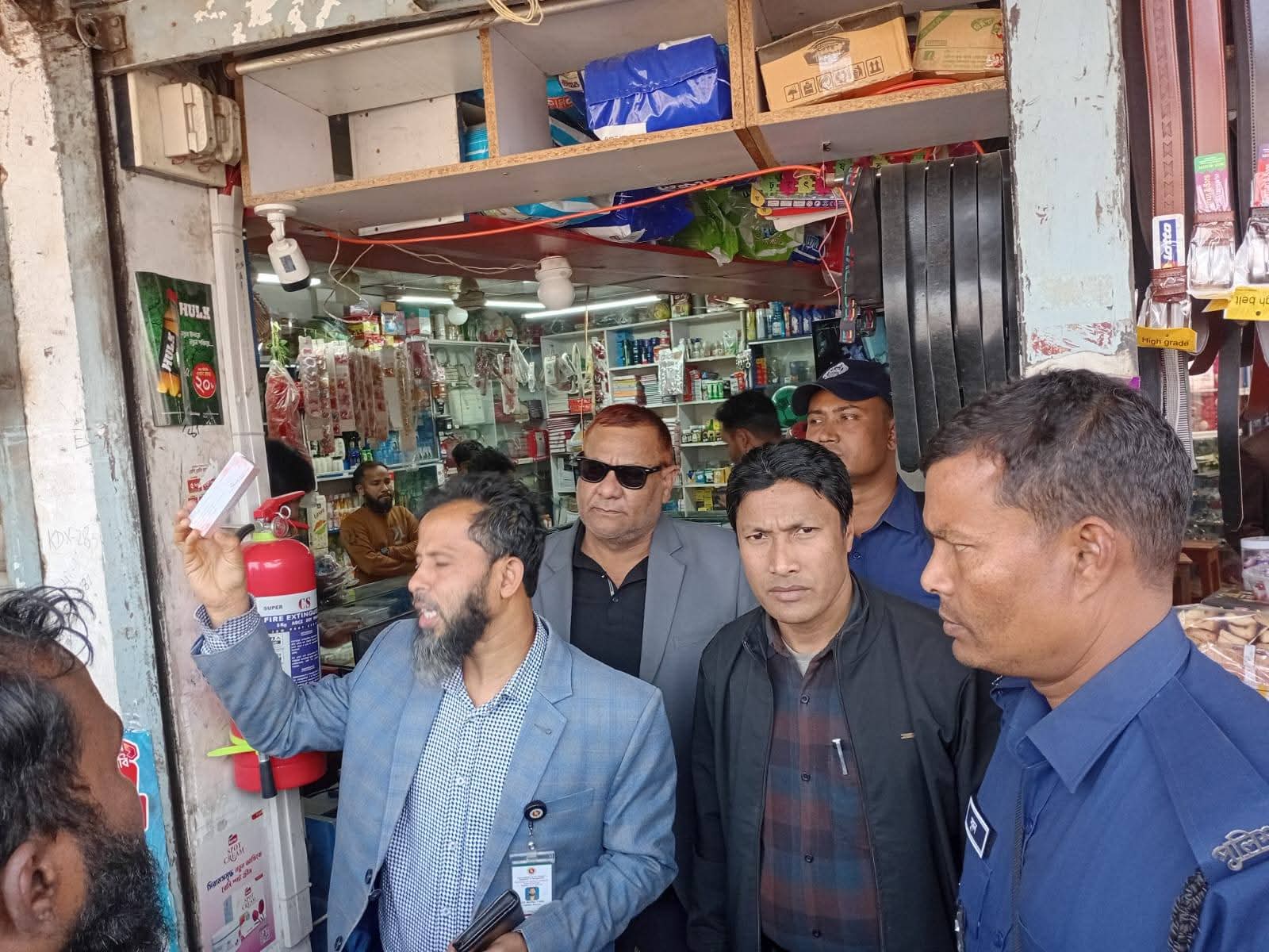 বীরগঞ্জের গোলাপগঞ্জ বাজারে ভোক্তা অধিকার অধিদপ্তরের অভিযান, ৫ প্রতিষ্ঠানকে জরিমানা