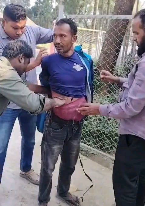 জয়পুরহাটে বডি ফিটিংয়ে ফেনসিডিল বহনকালে ১ জন মাদক কারবারি আটক