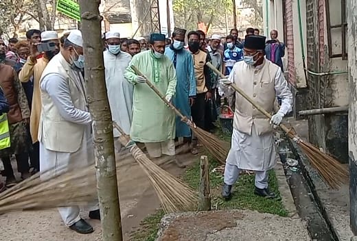 পরিচ্ছন্নতা অভিযানে নিজ হাতে ঝাড়ু, শ্যামনগর হাসপাতালে কার্যক্রম শুরু এমপি গাজী নজরুল ইসলামের
