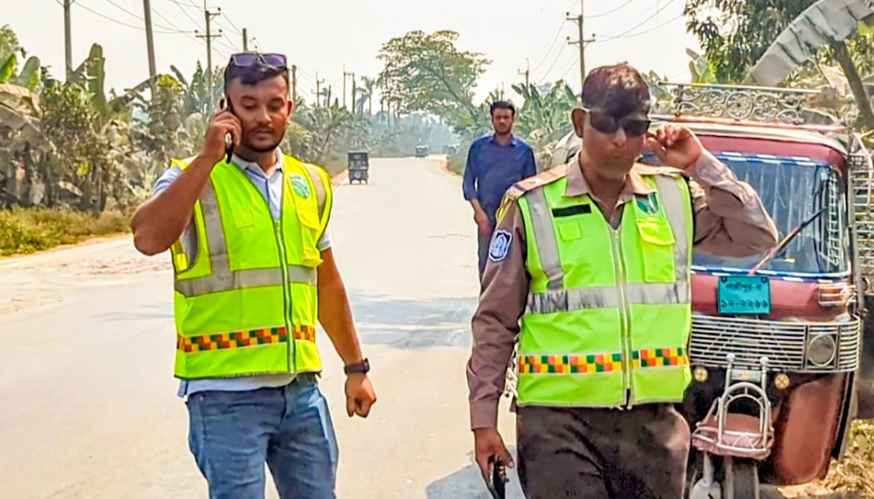 পুলিশের পোশাকে চাঁদা তোলেন ‘ভাগিনা নাঈম’মহাসড়কের অরাজকতা নিয়ে মুখ খুলছে না প্রশাসন