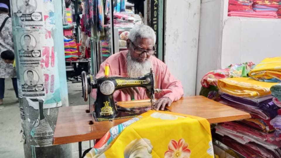 সিরাজগঞ্জে রমজানের শুরুতে দর্জির দোকানে নেই ঈদের ব্যস্ততা