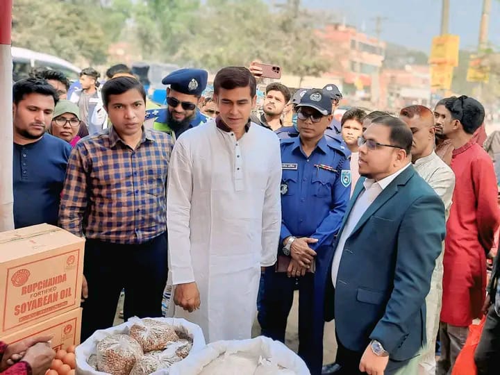 পঞ্চগড়ের বোদায় ভর্তুকি মূল্যে পণ্য বিক্রয় স্টোল পরিদর্শন করেন পানি সম্পদ প্রতিমন্ত্রী