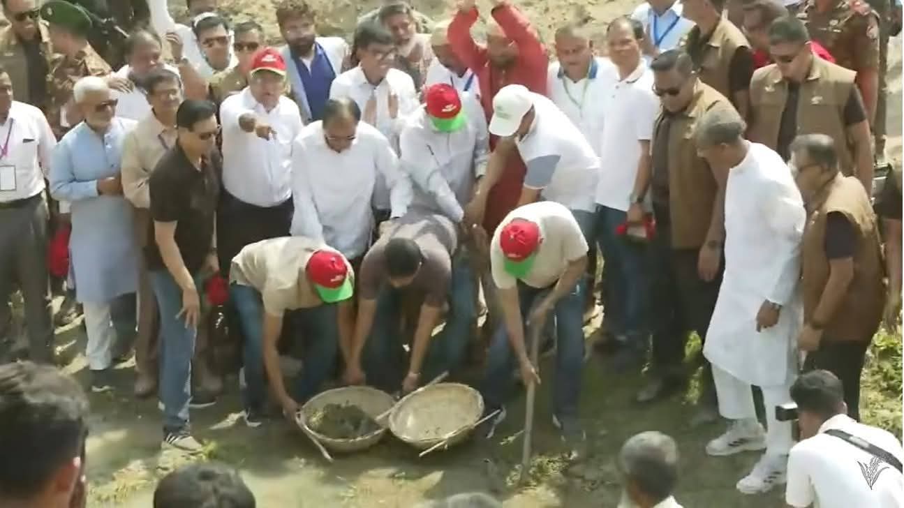 কাহারোলে দেশব্যাপী নদী-নালা ও খাল পুনঃখনন কর্মসূচির উদ্বোধন করলেন প্রধানমন্ত্রী তারেক রহমান