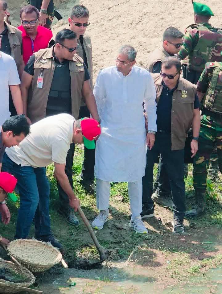 শহীদ রাষ্ট্রপতি জিয়াউর রহমানের পদাঙ্ক অনুসরণ করে সারা দেশে একযোগে পুন: খাল খন আরাম্ভ করলেন প্রধানমন্ত্রী।