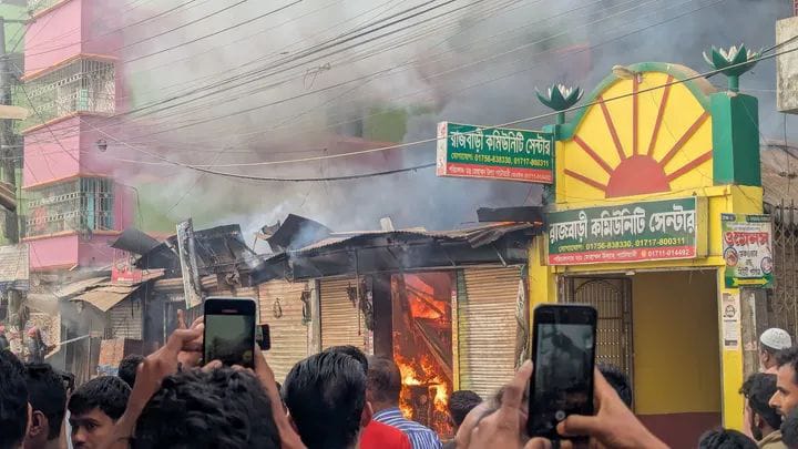 চৌমুহনী কলেজ রোডে ভয়াবহ অগ্নিকাণ্ড, পুড়ে ছাই ৬ দোকান