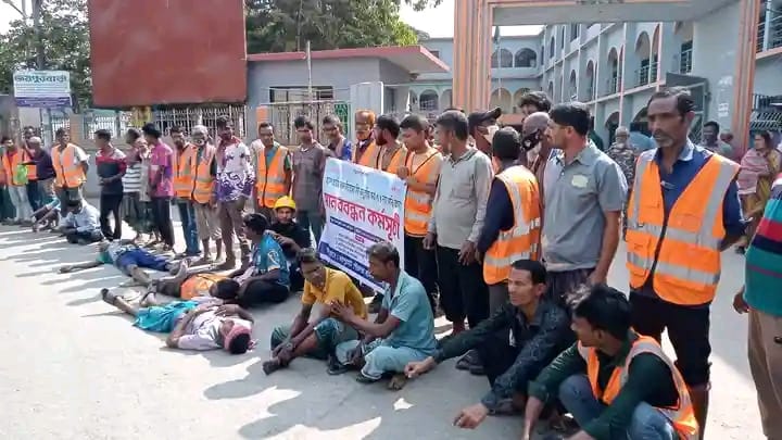 ৪ দফা দাবিতে জয়পুরহাট পৌরসভার শ্রমিকদের মানববন্ধন