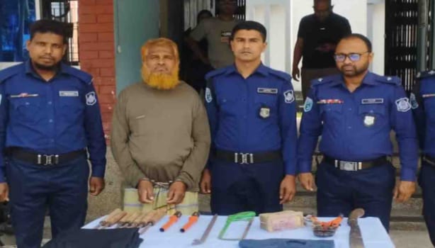 দিনাজপুরে বিশেষ অভিযানে এক আসামি গ্রেফতার, ৪ লাখ টাকা ও দেশীয় অস্ত্র উদ্ধার