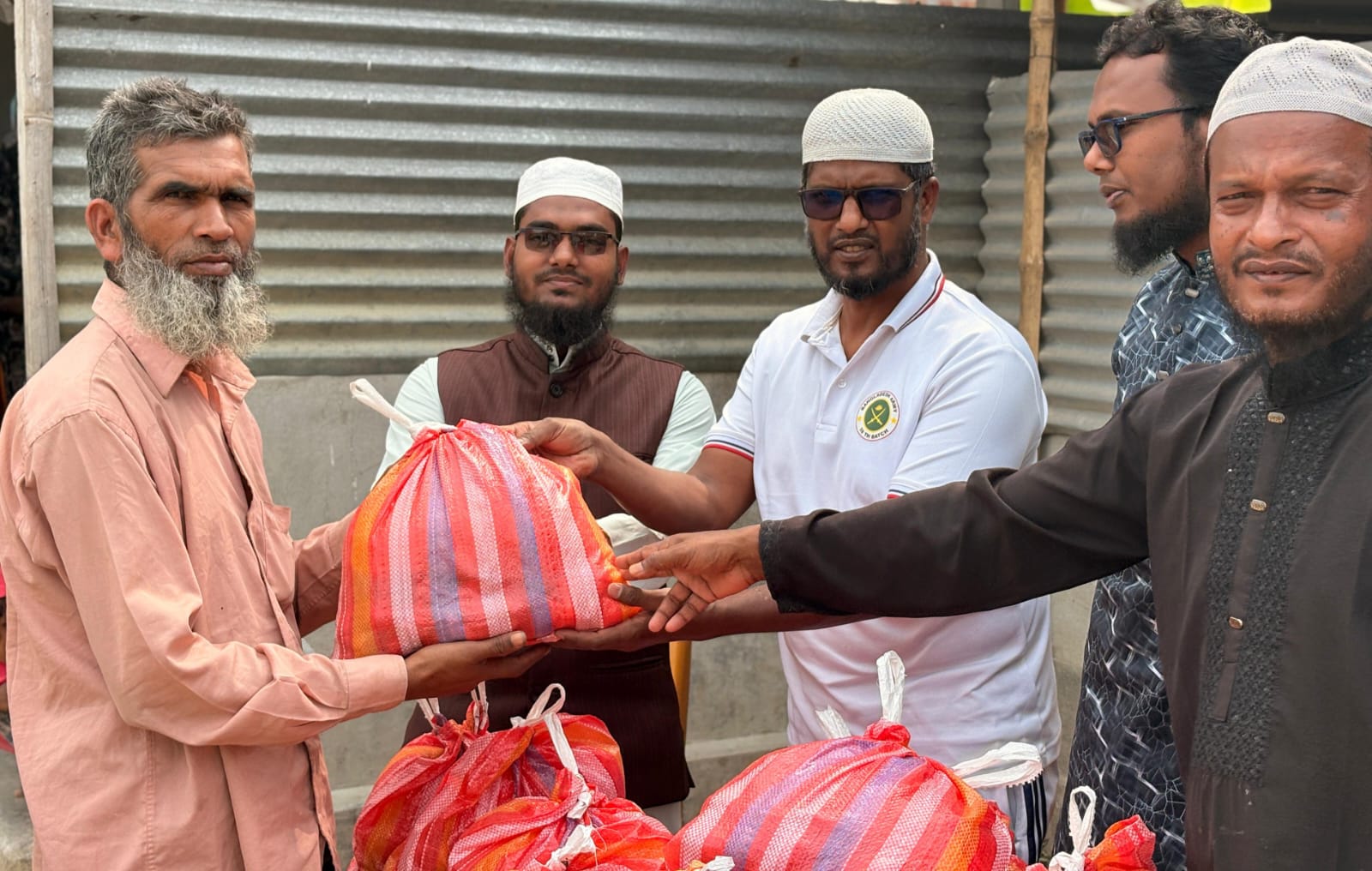 বীরগঞ্জে রেজা এন্টারপ্রাইজের উদ্যোগে দুস্থদের মাঝে ঈদ উপহার বিতরণ