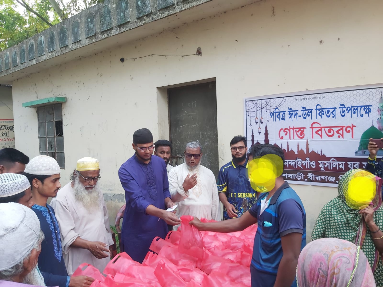 নন্দাইগাঁও মুসলিম যুব সমাজের ব্যতিক্রমী উদ্যোগ: ঈদে ১০০ পরিবারে মুরগির গোস্ত ও চাল বিতরণ