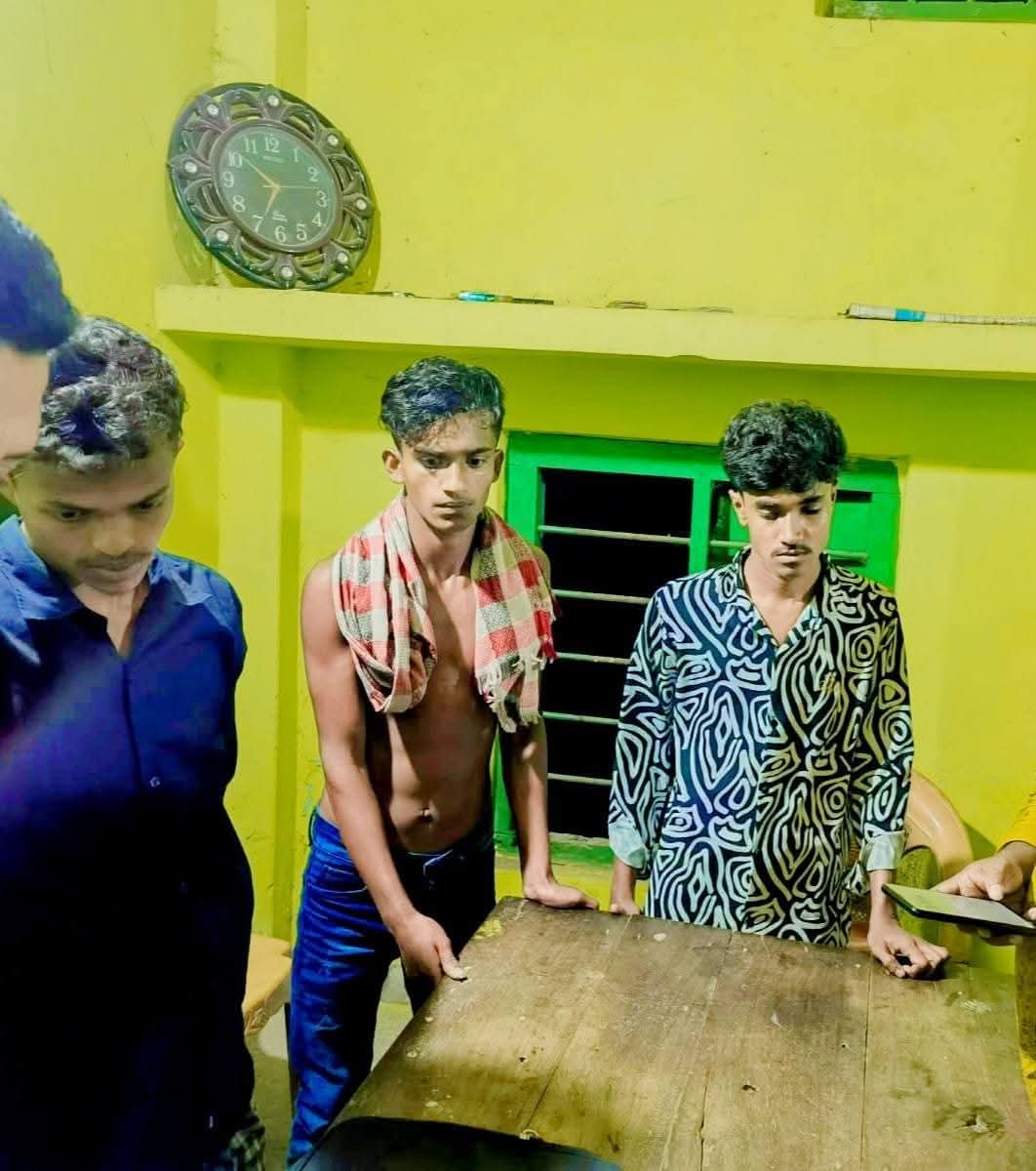 বাকেরগঞ্জে গাঁজাসহ ৩ জন আটক
