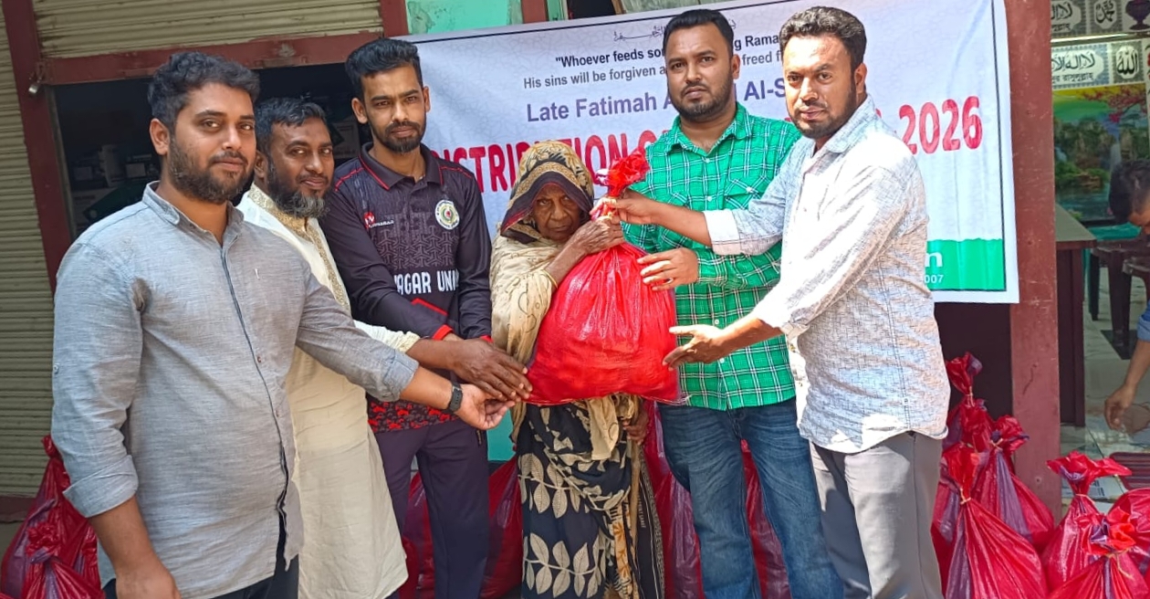 শ্যামনগরে নূরনগর মানবতার কল্যাণ ফাউন্ডেশনের উদ্যোগে ৫০ পরিবারে ইফতার সামগ্রী বিতরণ