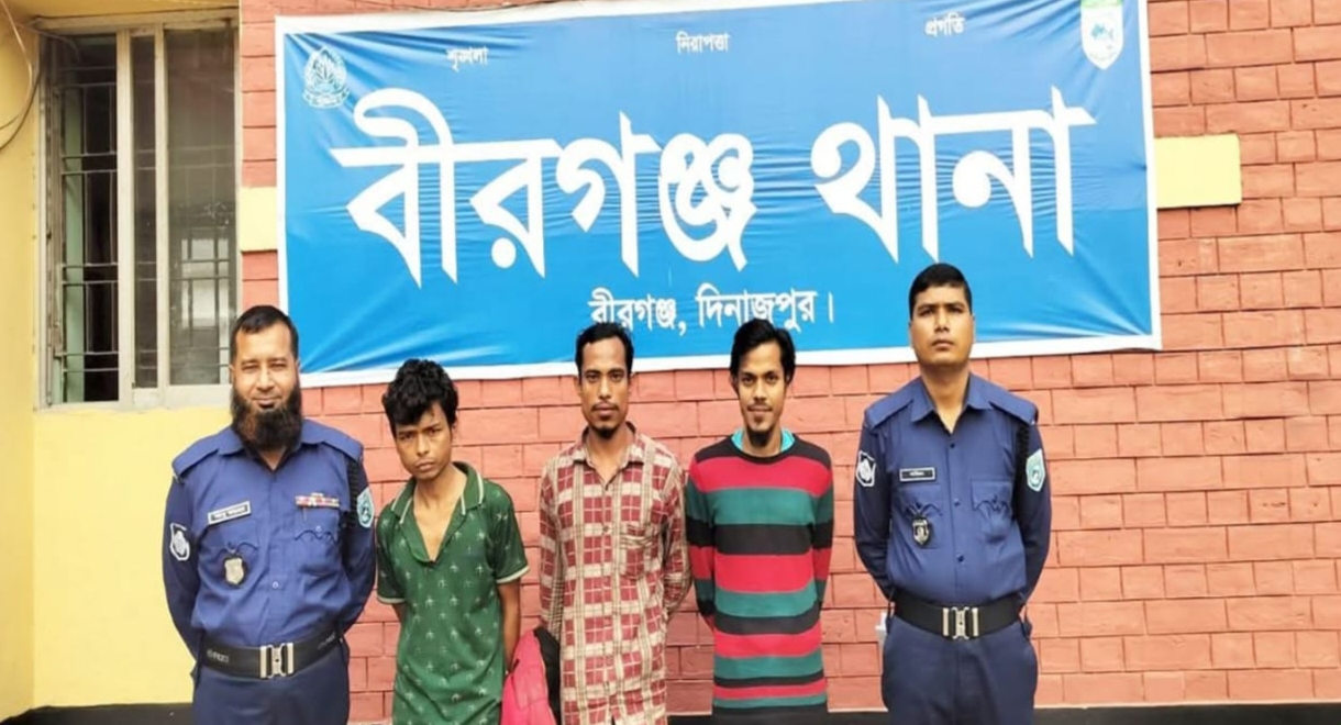 দিনাজপুরের বীরগঞ্জে ট্যাপেন্টাডল ট্যাবলেটসহ তিন মাদক কারবারি আটক