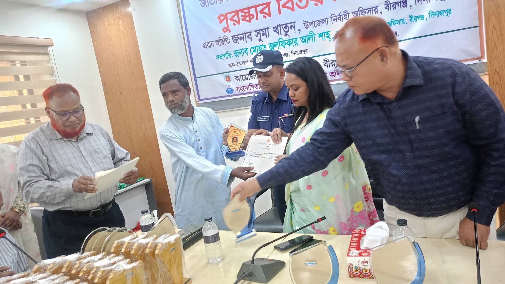 বীরগঞ্জে শ্রেষ্ঠ মাদ্রাসা শিক্ষক সম্মাননা পেলেন রফিকুল ইসলাম