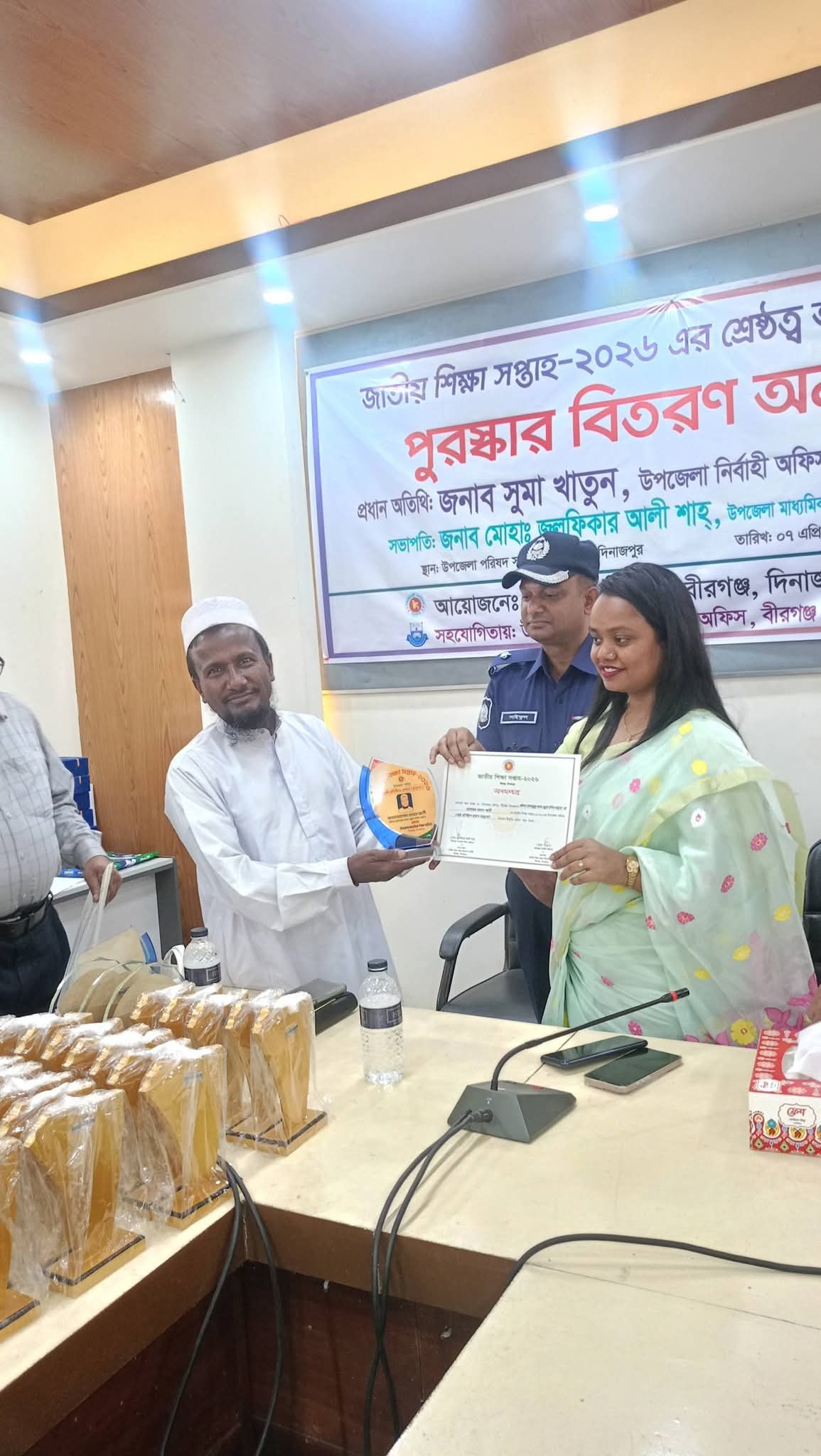 বীরগঞ্জে শ্রেষ্ঠ মাদ্রাসা প্রধান সম্মাননা পেলেন মাওলানা হযরত আলী