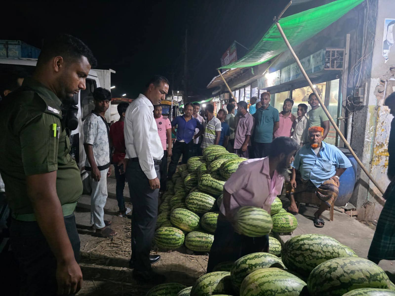 চৌমুহনী ফলমন্ডিতে ইউএনও’র অভিযান: পথ দখল করে ব্যবসা করলে ব্যবস্থা