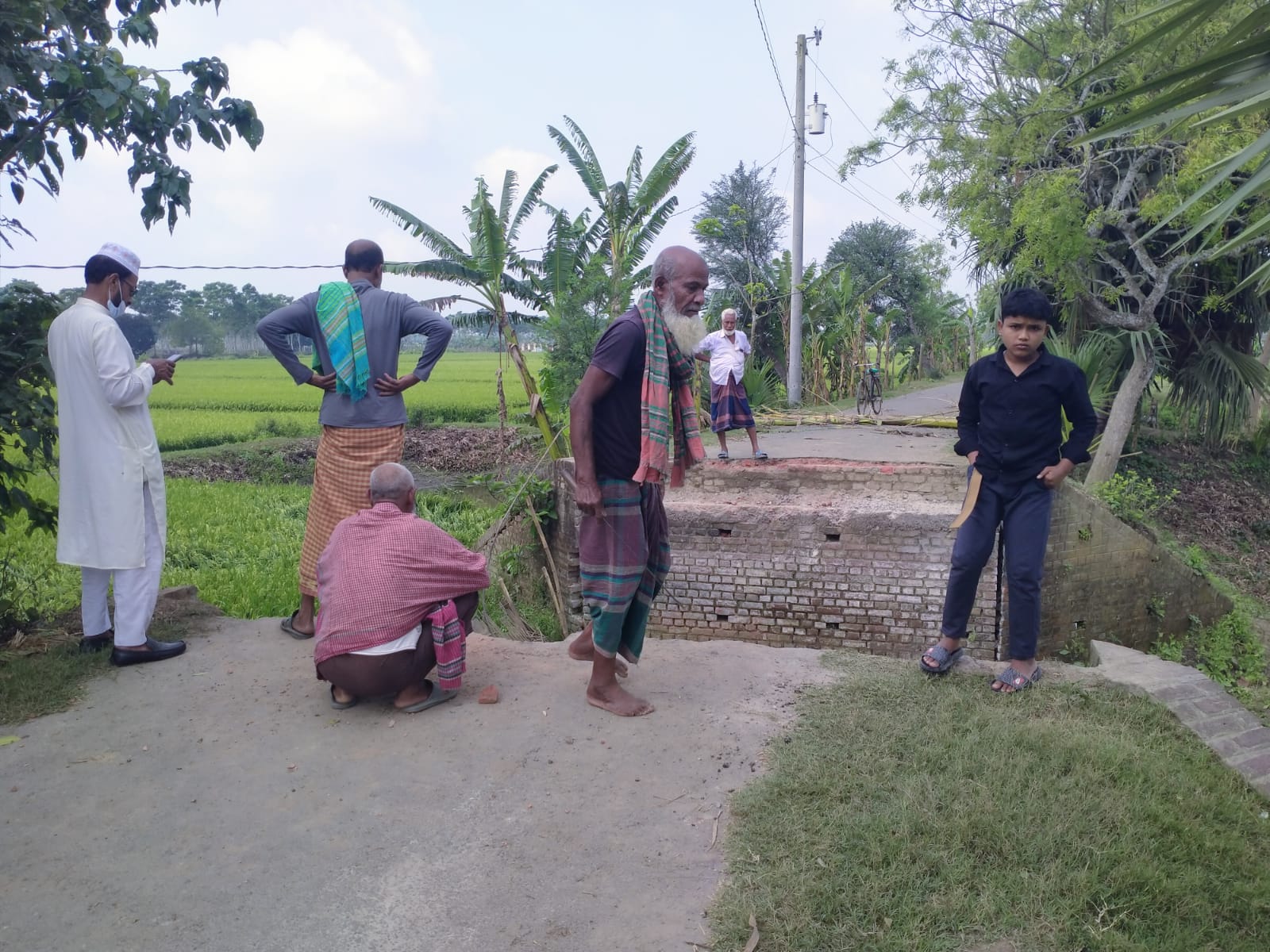 শার্শায় বালুবাহী ট্রাকের ভারে ব্রিজ ধসে যোগাযোগ বিচ্ছিন্ন, হাজারো মানুষের চরম দুর্ভোগ