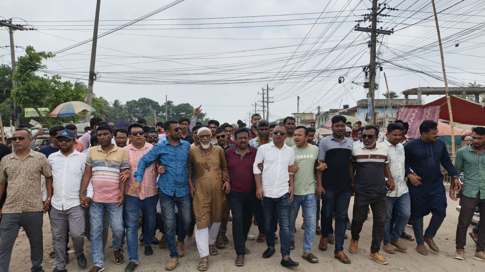 শ্যামনগরে প্রধানমন্ত্রী তারেক রহমানকে নিয়ে কটুক্তির প্রতিবাদে বিএনপি ও অঙ্গ সংগঠনের বিক্ষোভ মিছিল