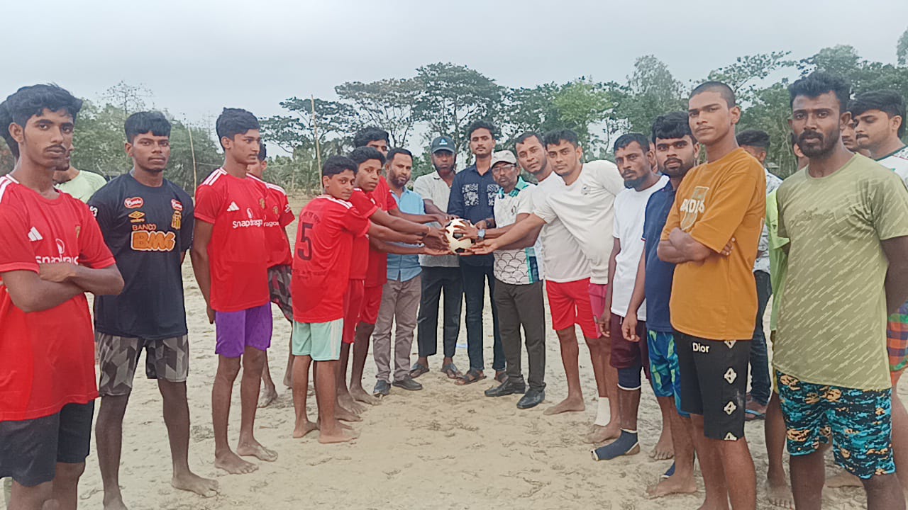 শ্যামনগর উপজেলা রিপোর্টার্স ক্লাবের উদ্যোগে কৈখালীতে ফুটবল উপহার প্রদান