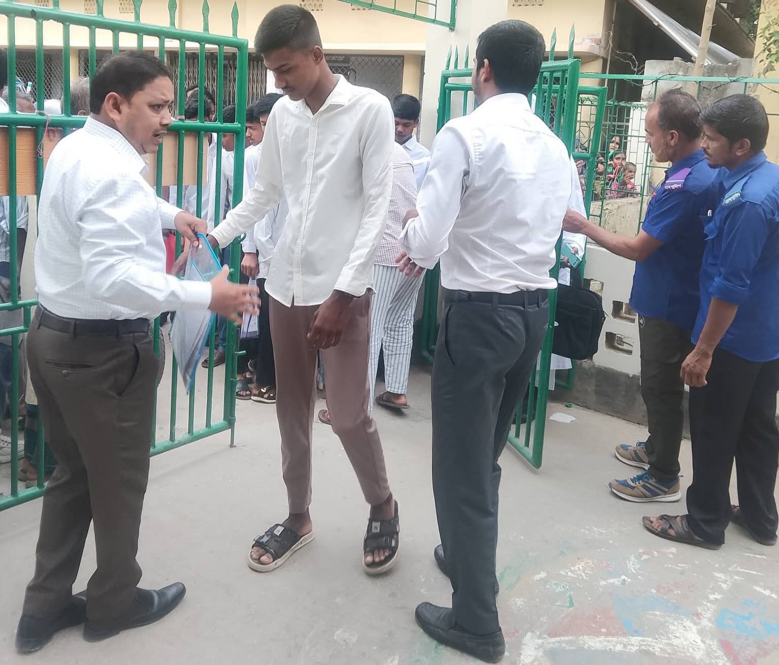 বাকেরগঞ্জে ২০২৬ সালের এসএসসি ও সমমানের পরীক্ষা কঠোর নিরাপত্তা ও সুশৃঙ্খল পরিবেশে অনুষ্ঠিত