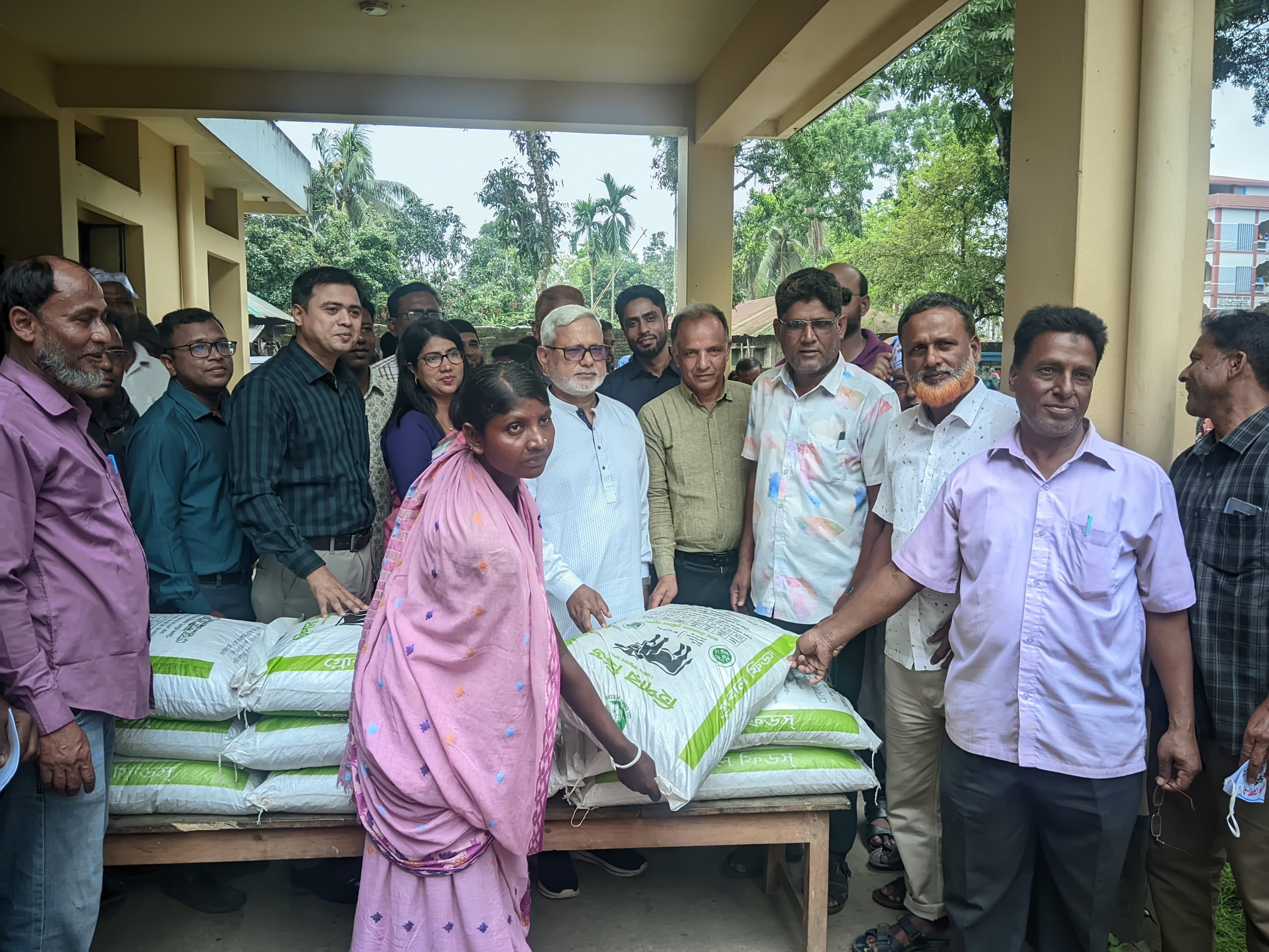 ক্ষুদ্র নৃ-গোষ্ঠীর আত্মকর্মসংস্থানে কাহারোলে সরকারি সহায়তা বিতরণ