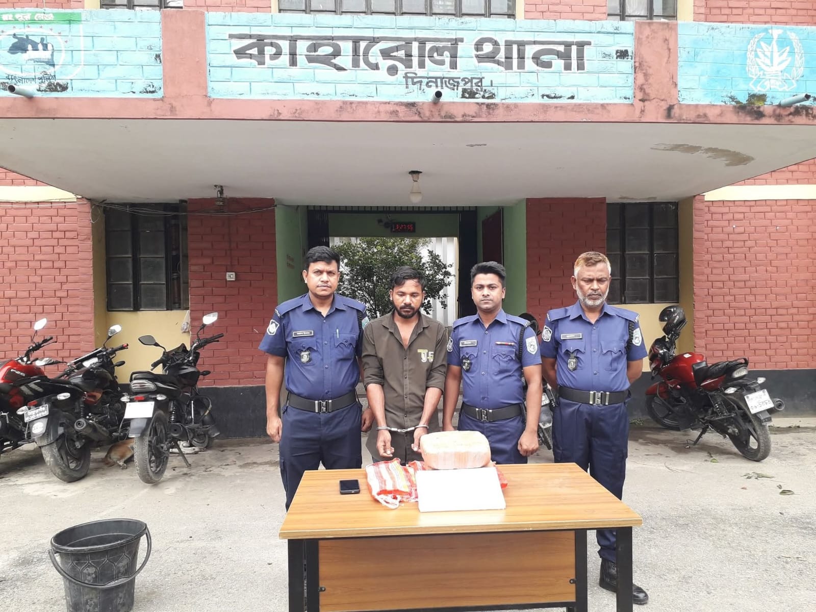 কাহারোলে ৬ কেজি গাঁজাসহ যুবক আটক গোপন সংবাদের ভিত্তিতে গভীর রাতে অভিযান চালায় কাহারোল থানা পুলিশ