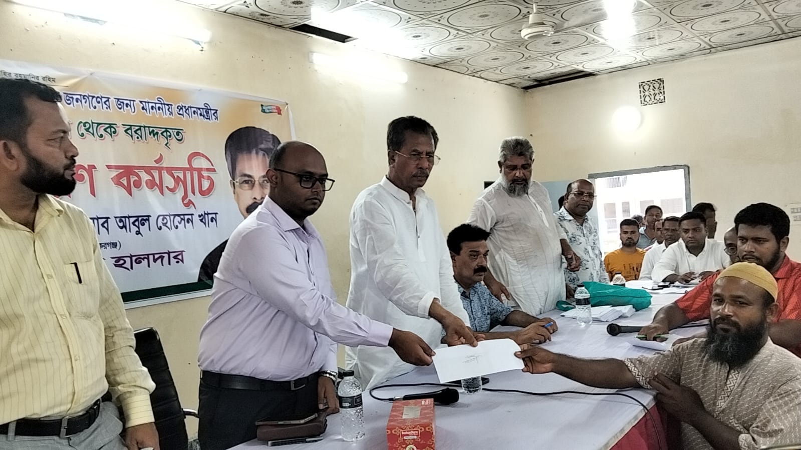 বাকেরগঞ্জে দুস্থ ও অসহায়দের মাঝে প্রধানমন্ত্রীর ত্রাণ ও কল্যাণ তহবিলের অর্থ বিতরণ