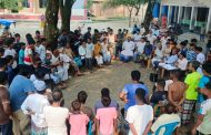 ঝাড়বাড়ী সরকারি প্রাথমিক বিদ্যালয়ের ব্যবস্থাপনা কমিটি গঠনে অনিয়মের অভিযোগ উঠেছে.....   বীরগঞ্জ উপজেলার ৩নং শতগ্রাম ইউনিয়নের ঝাড়বাড়ী সরকারি প্রাথমিক বিদ্যালয়ের ব্যবস্থাপনা কমিটি গঠনকে কেন্দ্র করে দুর্নীতি ও বিভিন্ন অনিয়মের অভিযোগ উঠেছে। বিদ্যালয়ের একাধিক অভিভাবক ও স্থানীয়দের পক্ষ থেকে এসব অভিযোগ উত্থাপন করা হয়েছে।  অভিযোগে বলা হয়েছে, বিদ্যালয় ব্যবস্থাপনা কমিটি গঠনের তফসিল অনুযায়ী ভোটার তালিকা যথাসময়ে প্রকাশ করা হয়নি। এছাড়া তফসিলের বিভিন্ন ধাপ ও নিয়মাবলী সম্পর্কেও অভিভাবকদের অবহিত করা হয়নি বলে অভিযোগ রয়েছে। বিষয়টি নিয়ে এক বৈঠকে প্রধান শিক্ষক সংশ্লিষ্ট কর্মকর্তার উপস্থিতিতে তথ্য প্রকাশ না করার বিষয়টি স্বীকার করেছেন বলেও অভিযোগকারীরা দাবি করেন।  স্থানীয়দের অভিযোগ, প্রধান শিক্ষক নিজের পছন্দের ব্যক্তিদের নিয়ে একটি ‘পকেট কমিটি’ গঠনের চেষ্টা করেছেন। কমিটির অধিকাংশ সদস্য অতীতে নিষিদ্ধ সংগঠন  আওয়ামী লীগ সরকারের সুবিধাভোগী ছিলেন বলেও অভিযোগে উল্লেখ করা হয়েছে।  এছাড়া বিদ্যালয়ের শিক্ষক-কর্মচারীদের নিয়মিত উপস্থিতি, বিদ্যালয়ের প্রজেক্টর ব্যবহারের স্বচ্ছতা, স্লিপ ও অন্যান্য সরকারি বরাদ্দের অর্থ ব্যয়ের হিসাব নিয়েও প্রশ্ন তুলেছেন অভিযোগকারীরা। বিদ্যালয়ের ওয়াশরুমের অস্বাস্থ্যকর পরিবেশ এবং সরকারি সম্পদের অপব্যবহারের অভিযোগও করা হয়েছে।  অভিযোগে আরও বলা হয়েছে, বিদ্যালয়ের এক সহকারী শিক্ষক সরকারি বিদ্যুৎ ব্যবহার করে বিদ্যালয় প্রাঙ্গণে কোচিং পরিচালনা করেন। পাশাপাশি শিক্ষক প্রতিনিধি নির্বাচন এবং ব্যবস্থাপনা কমিটি গঠনের প্রক্রিয়ায় অন্যান্য শিক্ষকদের মতামত নেওয়া হয়নি বলেও দাবি করা হয়েছে।  আরও অভিযোগ রয়েছে, কমিটি গঠনের প্রজ্ঞাপন জারির পর এক ব্যক্তির সন্তানকে বিদ্যালয়ে ভর্তি করিয়ে তাকে অভিভাবক সদস্য হওয়ার সুযোগ করে দেওয়া হয়েছে। এ বিষয়ে বিদ্যালয়ের অন্যান্য শিক্ষকরা অবগত ছিলেন না বলেও অভিযোগকারীরা উল্লেখ করেছেন।  এদিকে অভিযোগগুলোর সুষ্ঠু তদন্ত করে প্রয়োজনীয় ব্যবস্থা গ্রহণের জন্য সংশ্লিষ্ট শিক্ষা প্রশাসনের প্রতি দাবি জানিয়েছেন অভিভাবক ও এলাকাবাসী