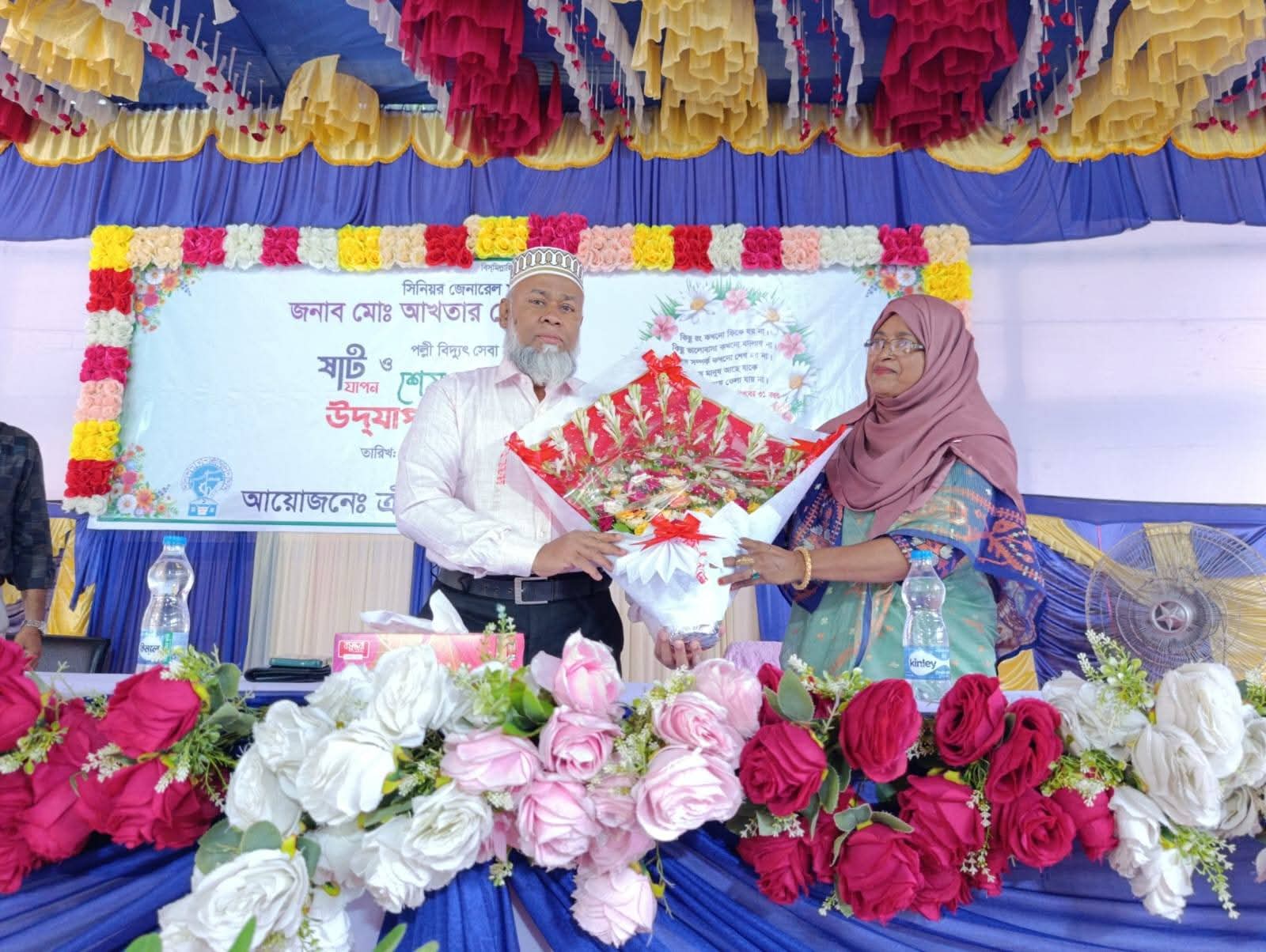 দিনাজপুর পল্লী বিদ্যুৎ সমিতি-১-এর সিনিয়র জেনারেল ম্যানেজার আখতার হোসেনের শেষ কর্মদিবসে সংবর্ধনা ও ফুলেল শুভেচ্ছা