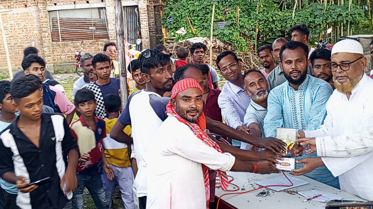 বীরগঞ্জে ঐতিহ্যের রঙে মুখর উত্তর সাদুল্যাপাড়া, অনুষ্ঠিত হলো ‘সাপ দিয়ে পাতা’ খেলা