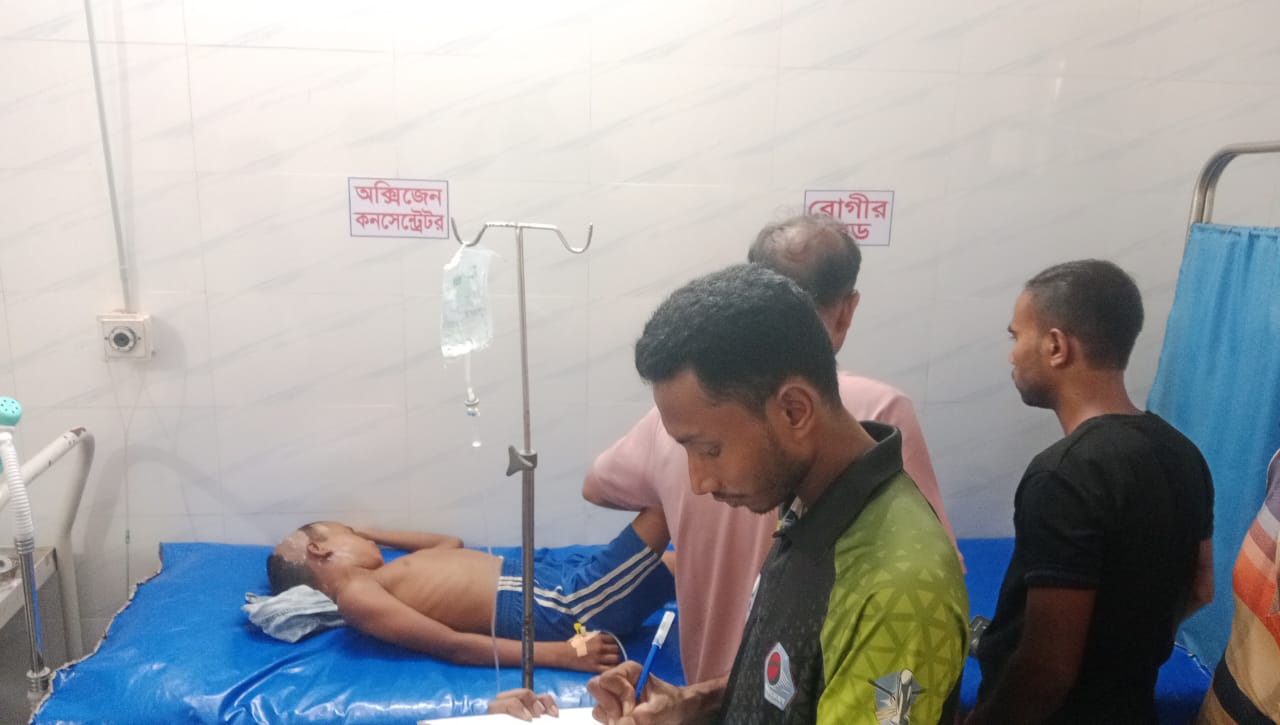 শিক্ষার্থীদের দিয়ে কাজ করানোর অভিযোগ,বিদ্যুৎস্পৃষ্ট তৃতীয় শ্রেণির শিক্ষার্থী আহত