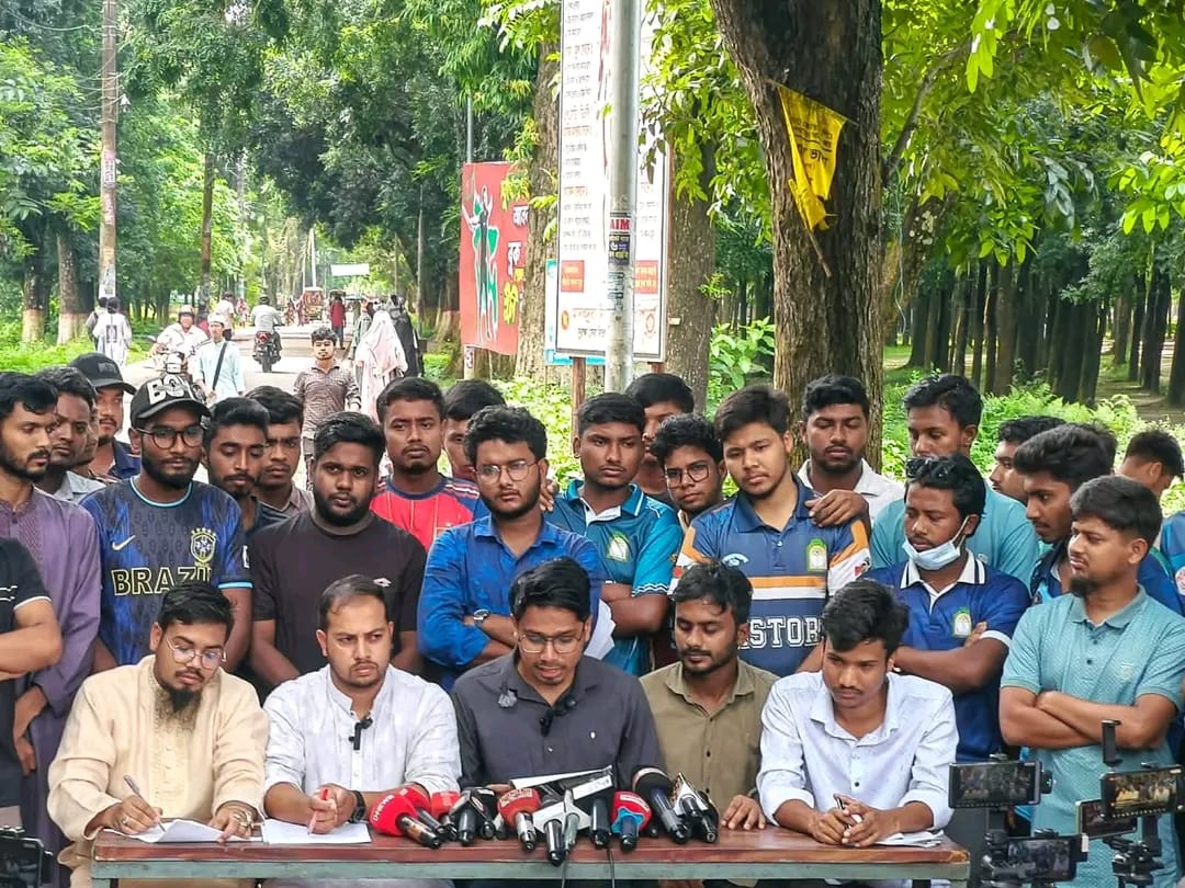 অক্সফোর্ড খ্যাত কারমাইকেল কলেজের শিক্ষার মান, ফরম পূরণে অনিয়ম ও অভ্যন্তরীণ দুর্নীতির অভিযোগে শিক্ষার্থীদের সংবাদ সম্মেলন