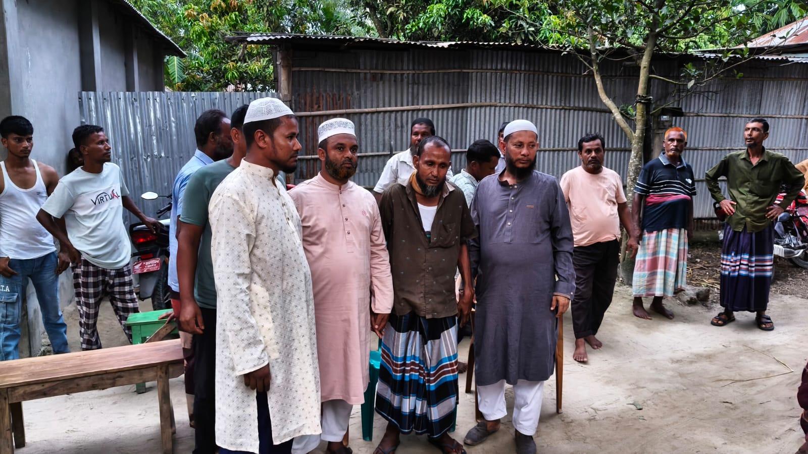 অসহায় মুক্তারুলের উন্নত চিকিৎসায় সমাজ কল্যাণ পরিষদ