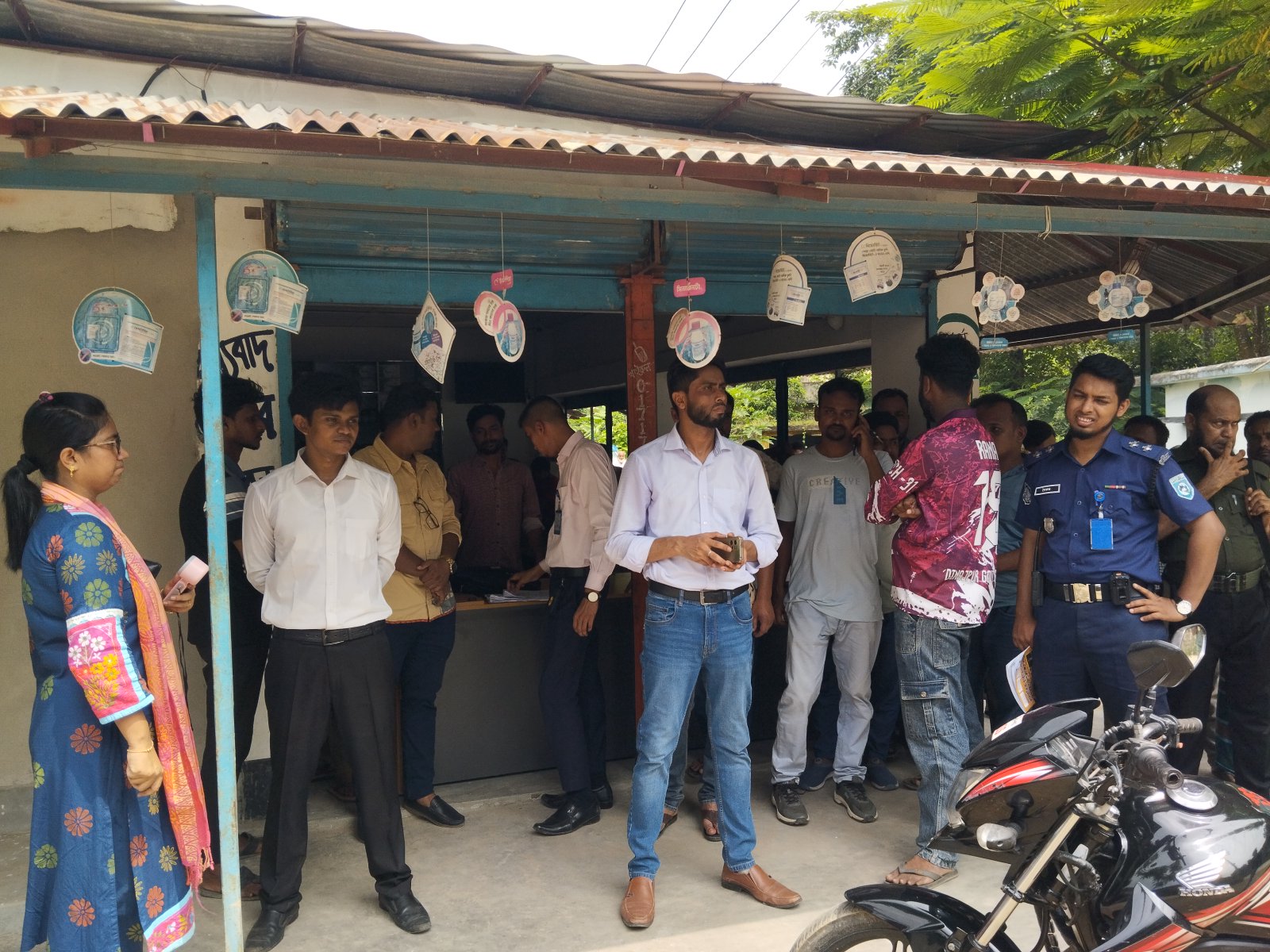 সেচ্ছাসেবক দলের নেতার গোডাউন থেকে ২২.৬ টন সার উদ্ধার, কারাদণ্ড-জরিমানা