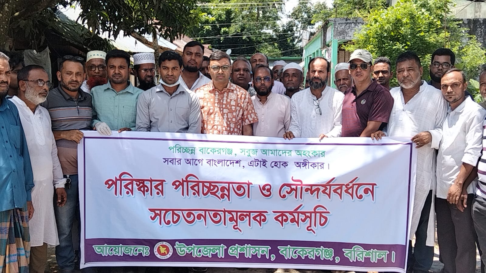বাকেরগঞ্জে পরিচ্ছন্নতার বার্তা নিয়ে মাঠে ইউএনও, ব্যতিক্রমী দৃষ্টান্ত স্থাপন