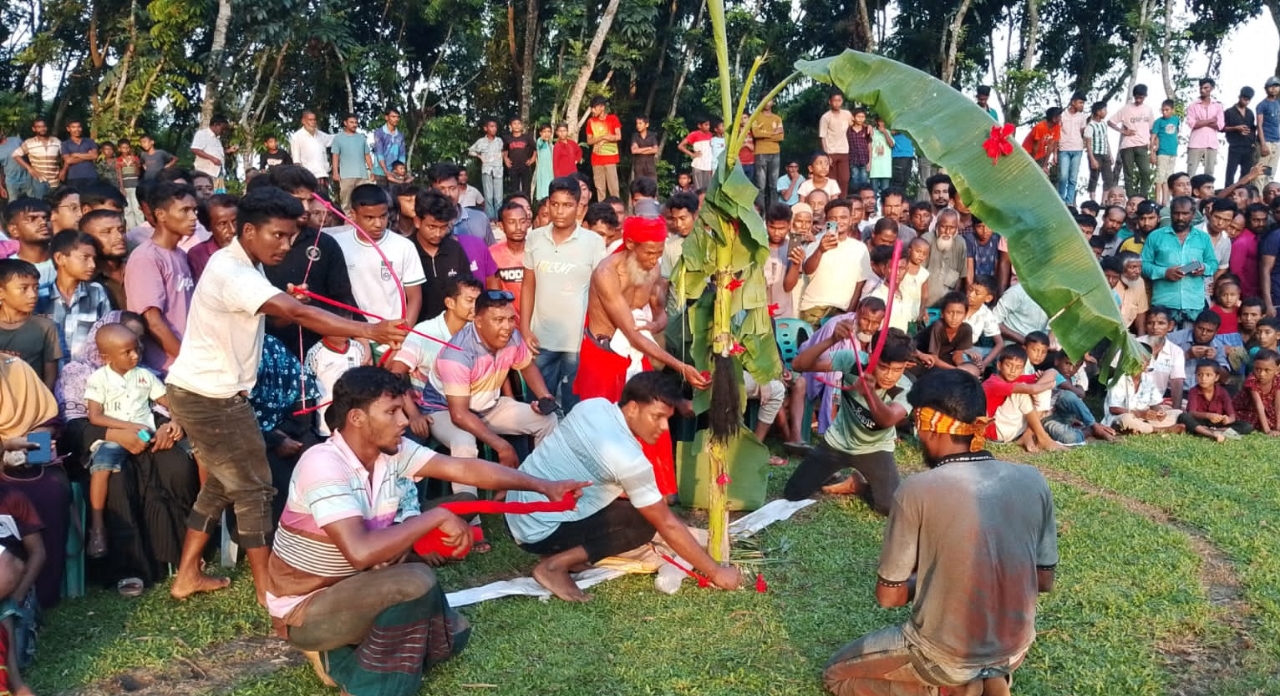 বীরগঞ্জে চোখ, হাত ও পা বেঁধে ঐতিহ্যবাহী পাতাখেলা