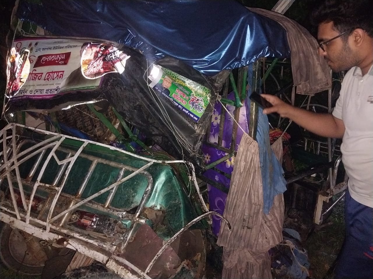 বাকেরগঞ্জে বাসের ধাক্কায় অটোরিকশা দুমড়ে-মুচড়ে, আহত ২