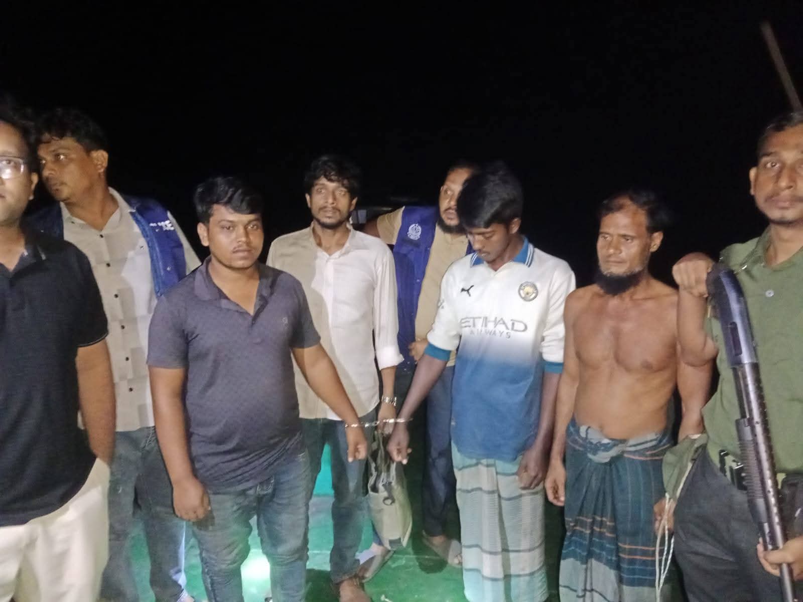 বাকেরগঞ্জে অবৈধ বালু উত্তোলন, তিনজনের কারাদণ্ড