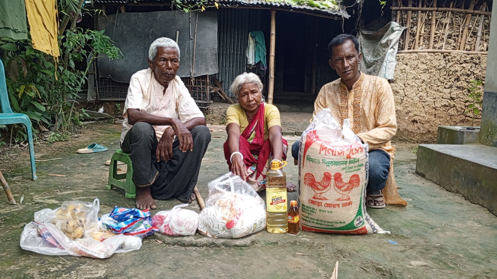 অসহায় ভবেশ-নিরু দম্পতির পাশে সাংবাদিক রশিদুল ইসলাম টিপু
