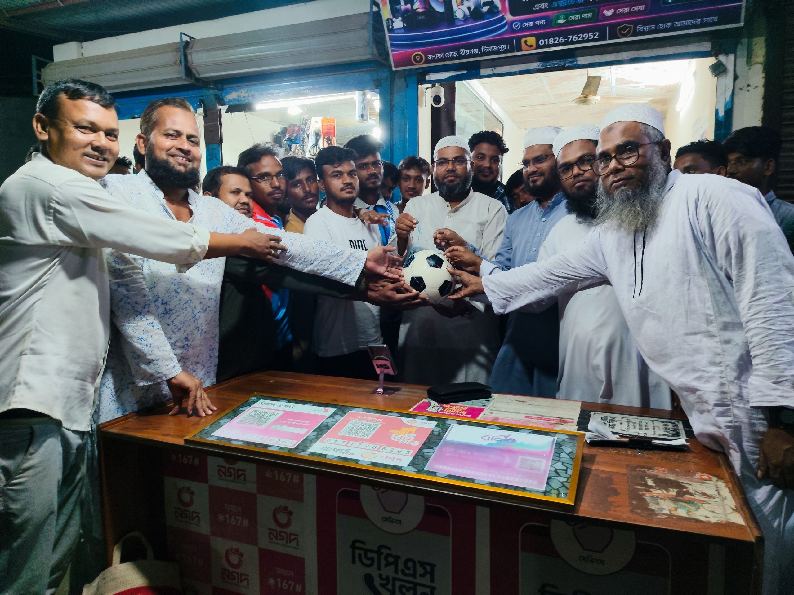 বীরগঞ্জে বলাকা ফ্রেন্ডস ক্লাবকে ফুটবল উপহার দিলেন রাশেদুন নবী বাবু