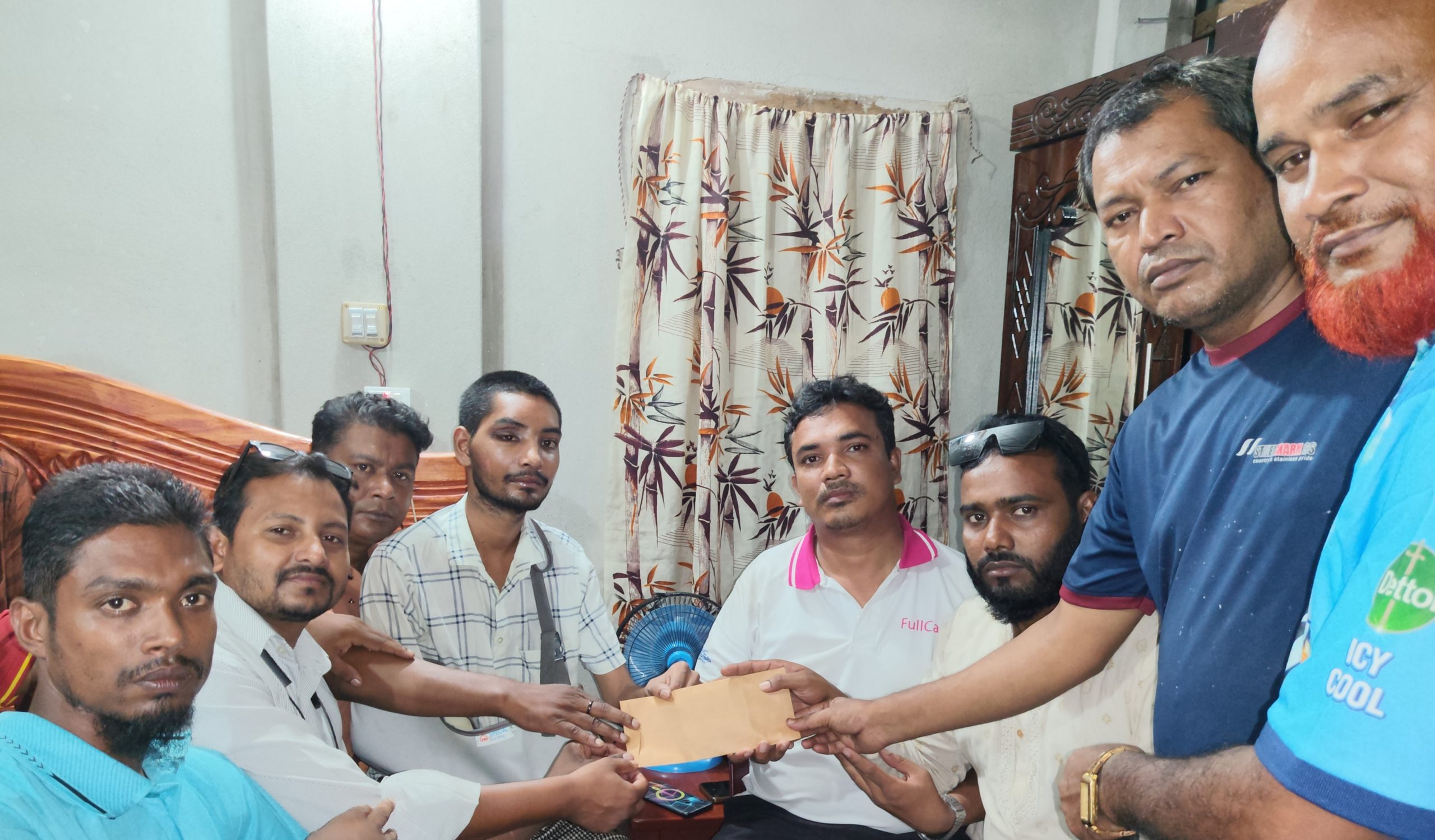 সড়ক দুর্ঘটনায় আহত মাসুমের পাশে বিক্রয় প্রতিনিধি জোট