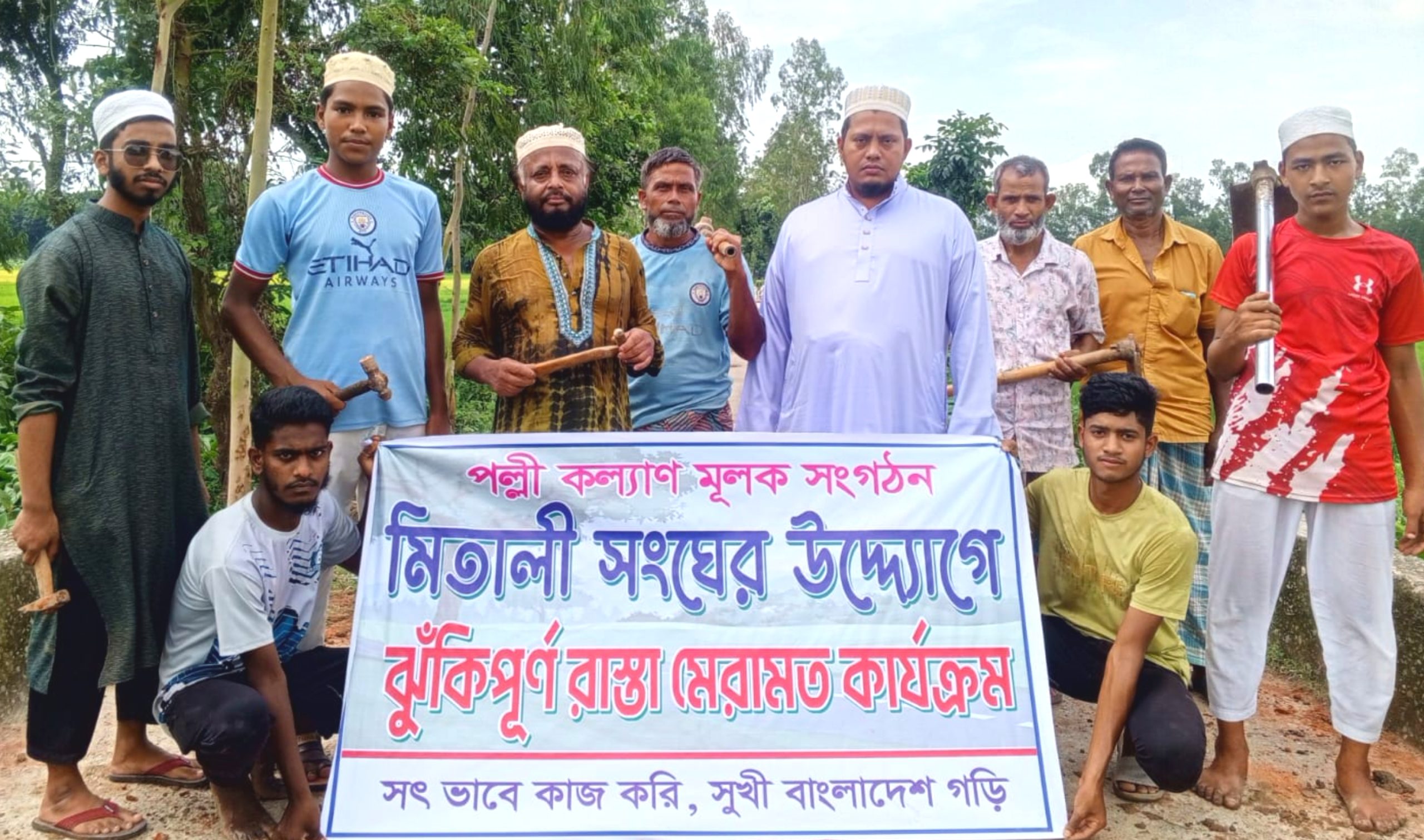 বীরগঞ্জে মিতালী সংঘের উদ্যোগে দেড় কিলোমিটার ঝুঁকিপূর্ণ রাস্তা মেরামত