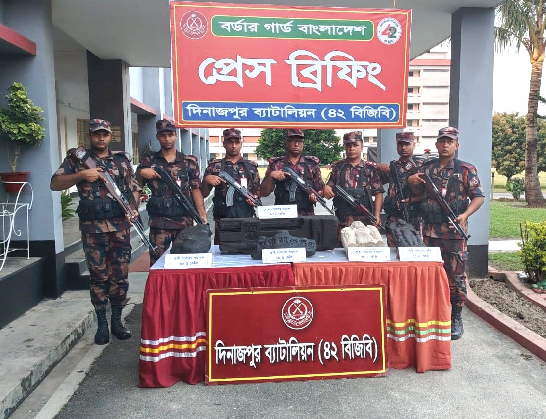 দিনাজপুরে ৪২ বিজিবির অভিযানে ১ কোটি ২৯ লক্ষ ৯০ হাজার টাকা মূল্যমানের কষ্টি, বেলে ও শ্বেত পাথরের খন্ডাংশ উদ্ধার উদ্ধার
