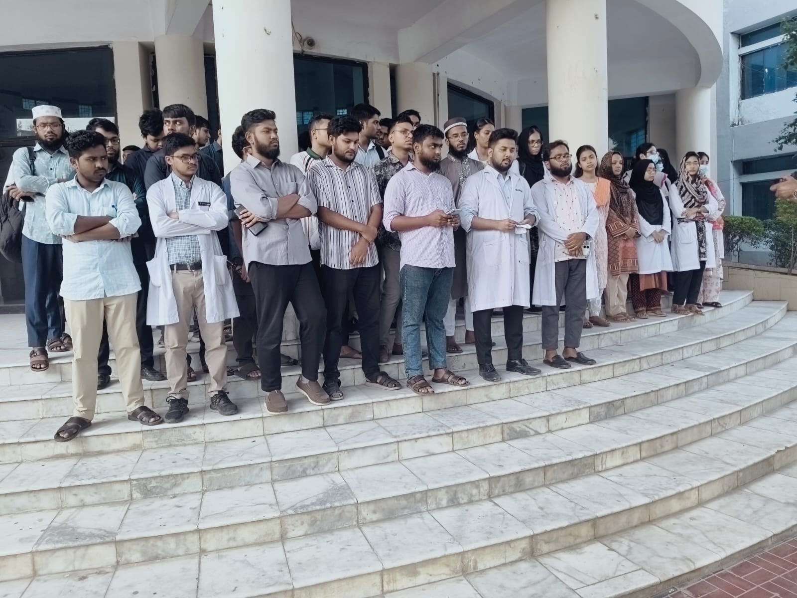 দিনাজপুর মেডিকেল কলেজ হাসপাতালে চিকিৎসকদের নিরাপত্তা দাবি, দুষ্কৃতকারীদের গ্রেপ্তার ও শাস্তির আহ্বান