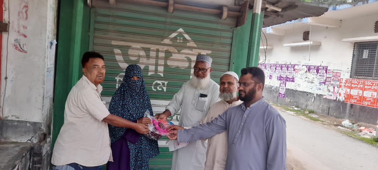 বীরগঞ্জে অসহায় নারীর হাতে বস্ত্রসামগ্রী তুলে দিল জামায়াত