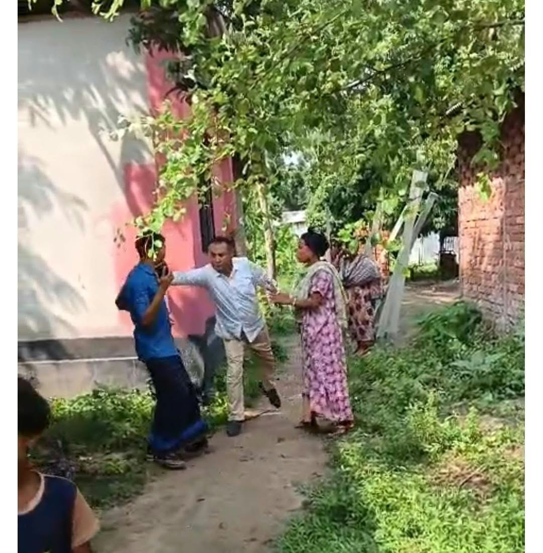 রাস্তা নিয়ে বিরোধে দম্পতিকে মারধর,পুলিশ কর্মকর্তার বিরুদ্ধে থানায় অভিযোগ