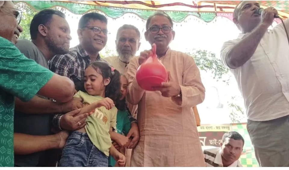 মাটির ব্যাংকে জমানো টাকা উপহার শিশুদের, বালিয়ায় আবেগঘন মুহূর্ত