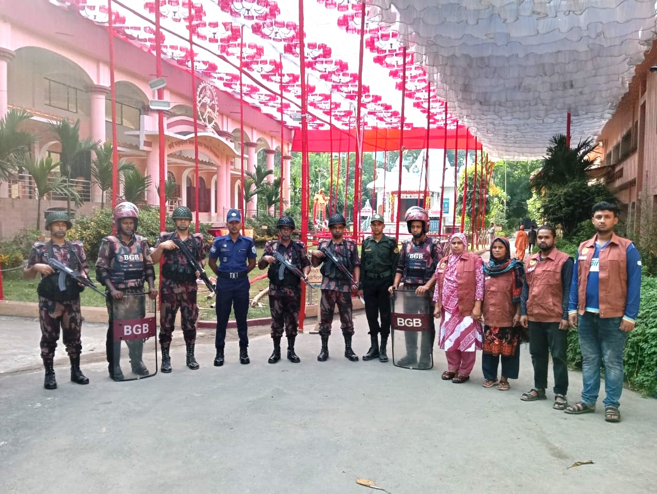 দিনাজপুরে পুজামন্ডপের নিরাপত্তায় ১৪ প্লাটুন বিজিবি মোতায়েন