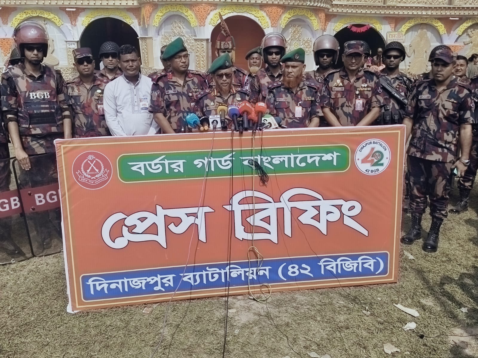 দিনাজপুরের বিরলে ধুকুরঝাড়ি পুজামন্ডপ পরিদর্শন করলেন বিজিবি রংপুর রিজিয়নের ভারপ্রাপ্ত কমান্ডার কর্নেল ফয়সাল