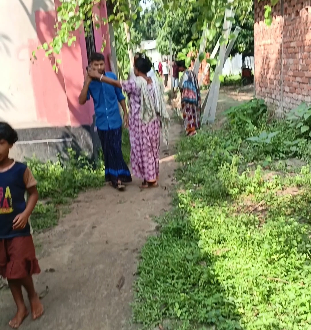 বীরগঞ্জে জমি ও রাস্তা নিয়ে বিরোধ,নিজের জমিতে ছয় ফুট রাস্তা দেওয়ার দাবি আব্দুল হাই সরকারের, থানায় অভিযোগ